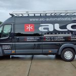 Zwarte peugeot Boxer met belettering