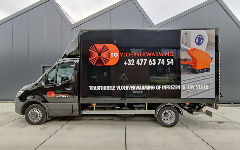 zwarte sprinter bakwagen met belettering