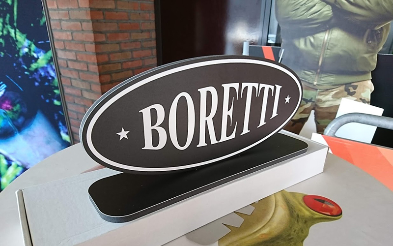 Dit is een ovaal bordje met een voet onder. Er staat de naam Boretti op.