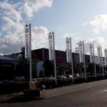 All_Signs_Gevelreclame_vlaggen Gevelreclame in de vorm van vlaggen naast een bioscoop