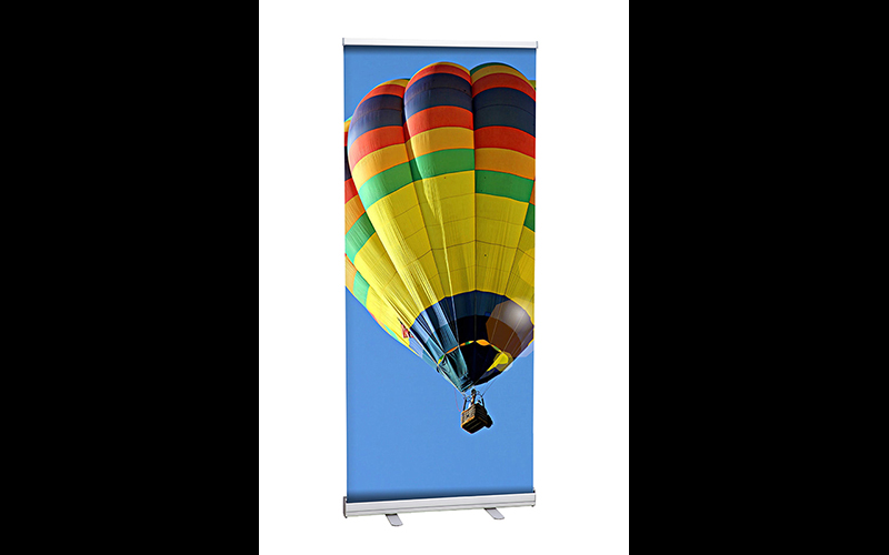 Dit is een roll-up banner met een foto van een luchtballon.
