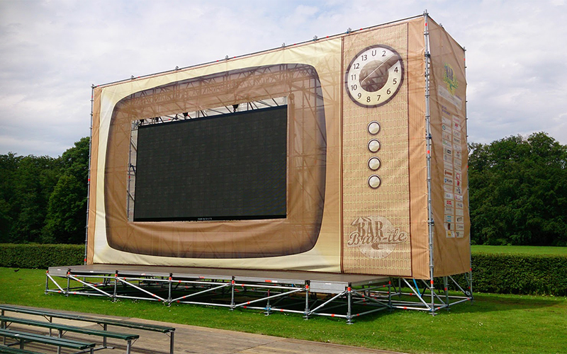 Een stelling is bekleed met doeken met de print van een radio op het festival Brasile.