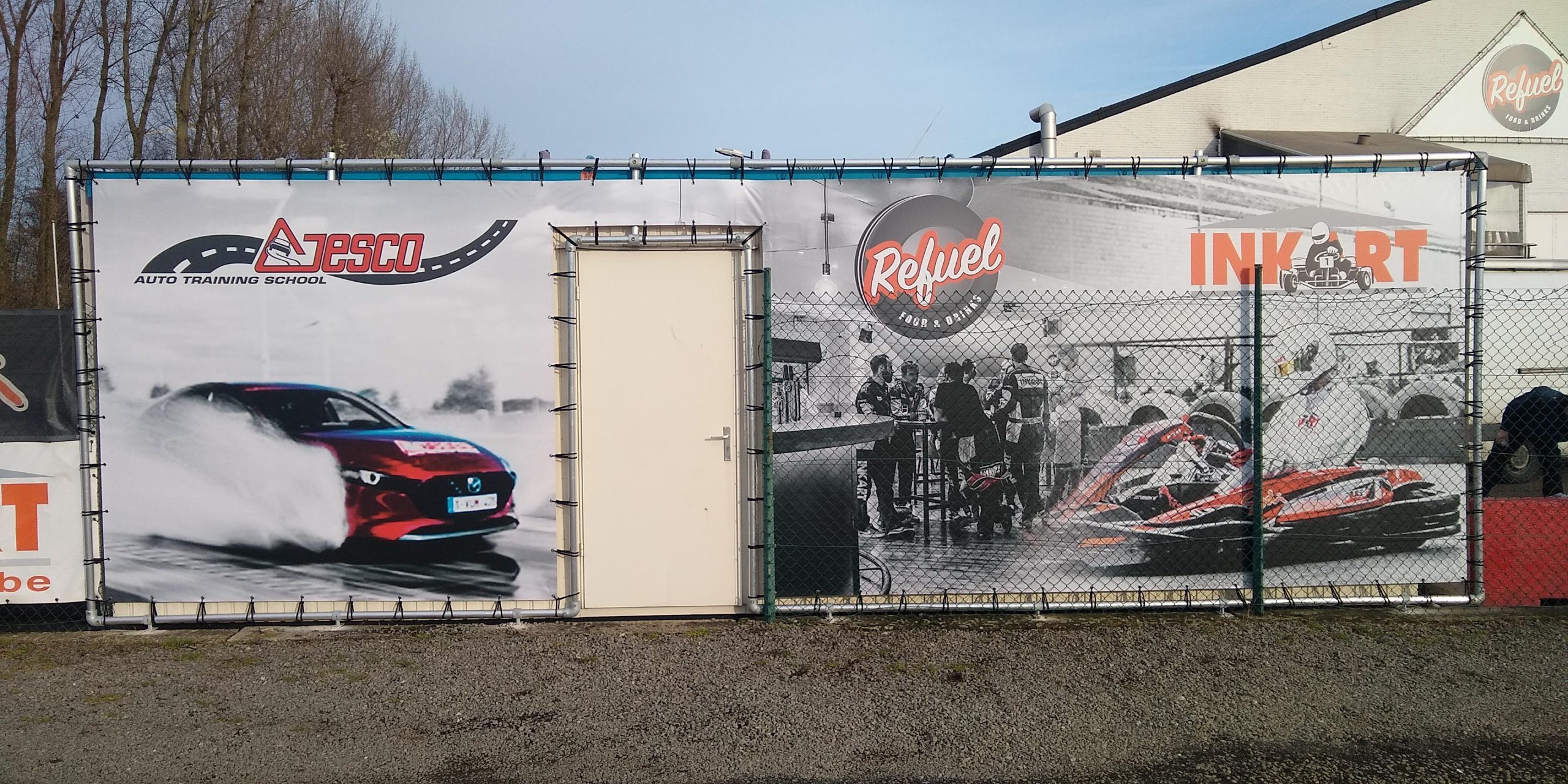 Een gebouw van de inkart is bekleed met banners.