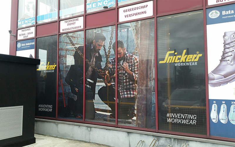 Raamstickers gekleefd op de ramen van een winkel