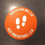 All_Signs_vloersticker_corona_c Vloersticker met signalisatie om 1,5 m afstand te houden omwille van Corona.