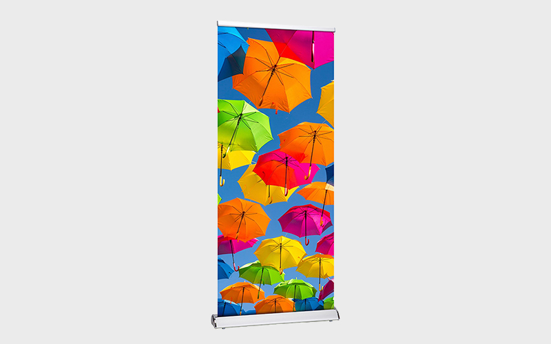 Dit is een roll-up banner met een foto van kleurrijke paraplu's.