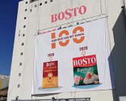 Een spandoek wordt opgehangen aan de Bostotoren.