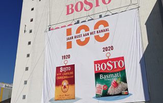 Een spandoek wordt opgehangen aan de Bostotoren.