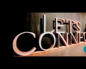 Kartonnen letters 'Let's connect'