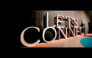 Kartonnen letters 'Let's connect'