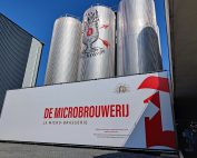 wit geprinten spandoek met duvel logo