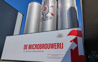 wit geprinten spandoek met duvel logo