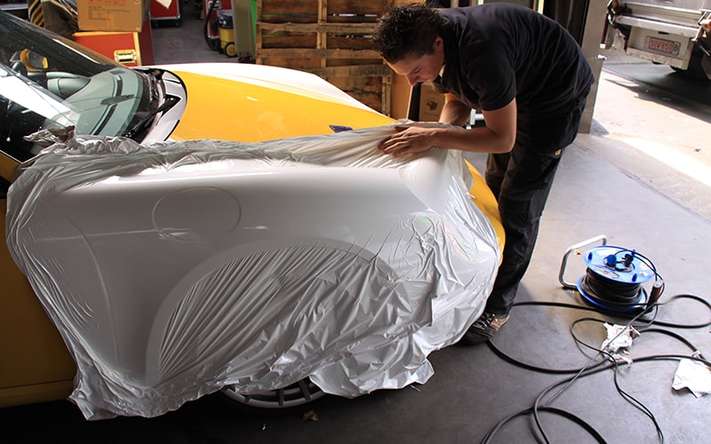 Carwrap gele Porsche naar wit