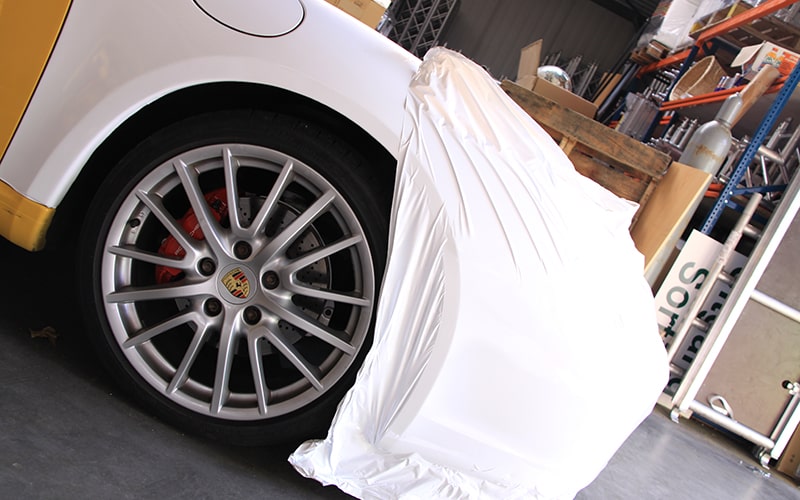 Gele Porsche carwrap naar wit