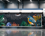 Nieuwe grootformaat roll-to-roll printer van All Signs in propere productiehal voor XXL printwerk