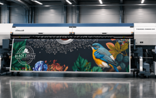 Nieuwe grootformaat roll-to-roll printer van All Signs in propere productiehal voor XXL printwerk